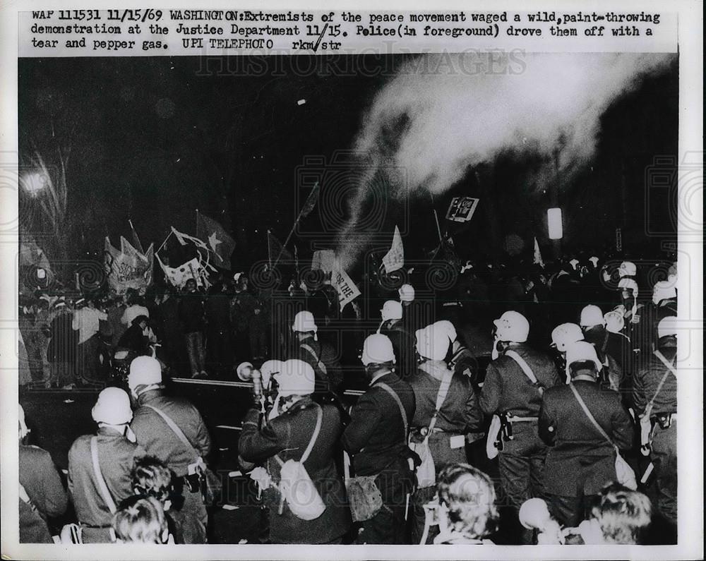 1969 Press Photo Police Use Tear &amp; Pepper Gas on Extremists at Justice Dept. - Historic Images