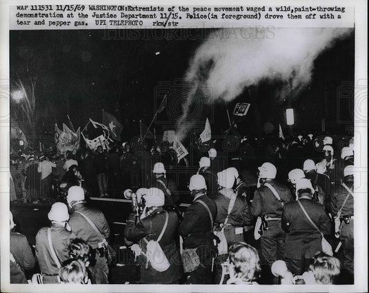 1969 Press Photo Police Use Tear & Pepper Gas on Extremists at Justice Dept. - Historic Images