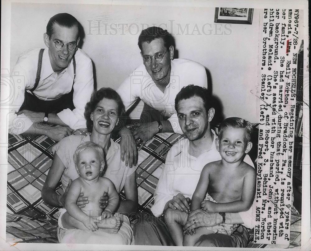 1949 Press Photo Emily Norton reunited with her family after 9 years of Amnesia - Historic Images