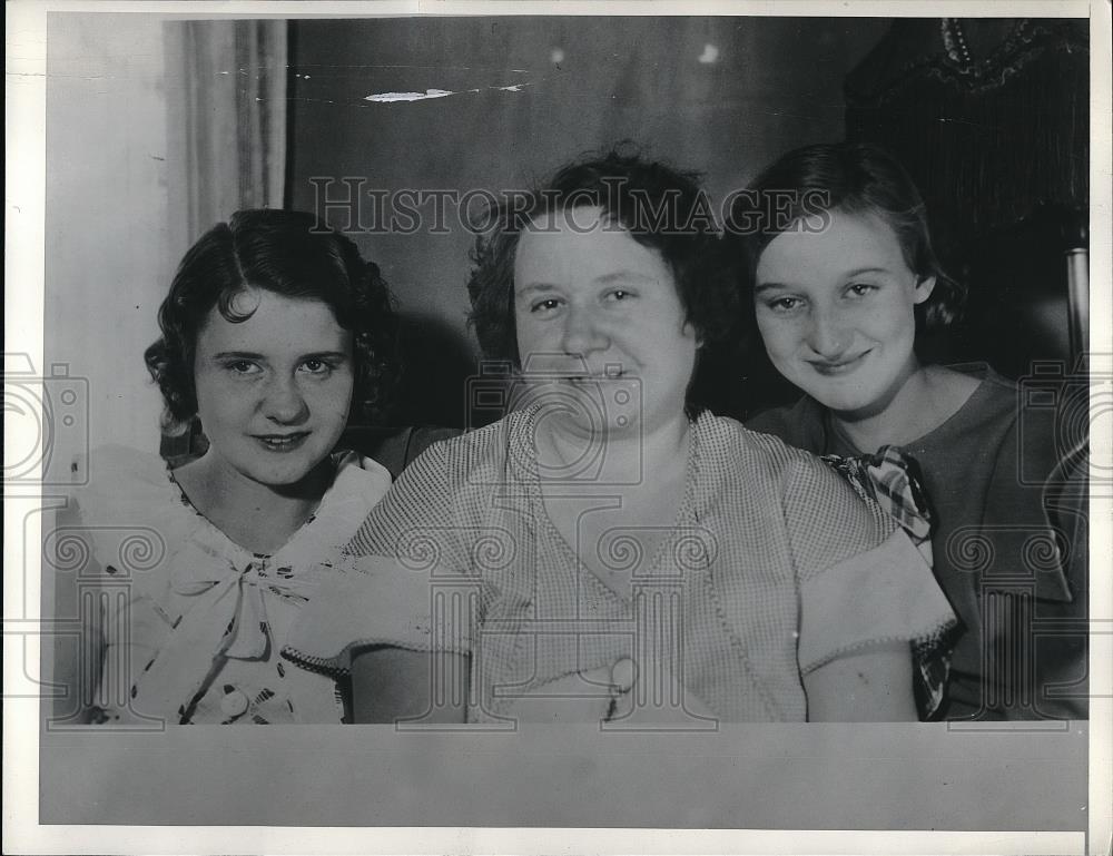 1934 Press Photo Mrs Travis Marjorie and her mom Mrs. Travis and Maxine Travis - Historic Images