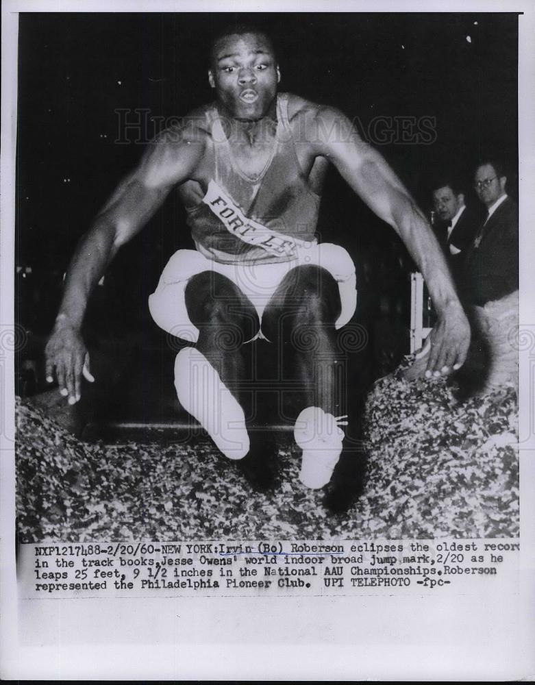 1960 Press Photo Irvin Bo Roberson Breaks Record in Indoor Broad Jump - Historic Images