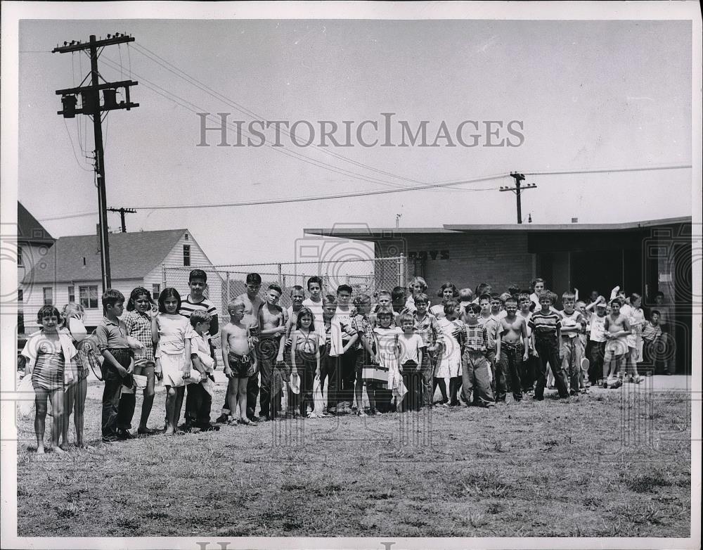 1954 Press Photo Cleveland, Ohio Grovewood ppol, kids for swim lessons - Historic Images