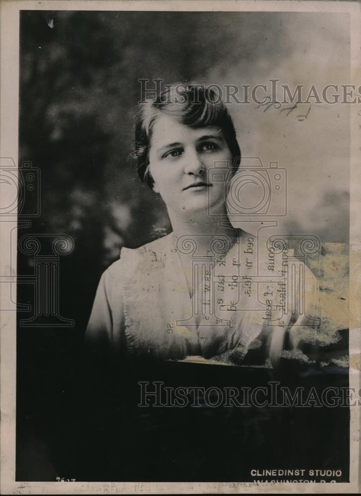 1917 Press Photo Miss Eleanor Hill Weed is a student of intensive farming - Historic Images