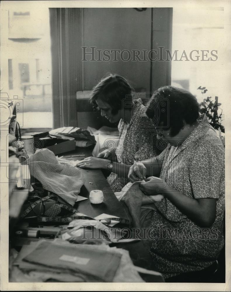 1930 Press Photo Sophia Swiderski and Elizabeth Kroll Working on Sewing - Historic Images