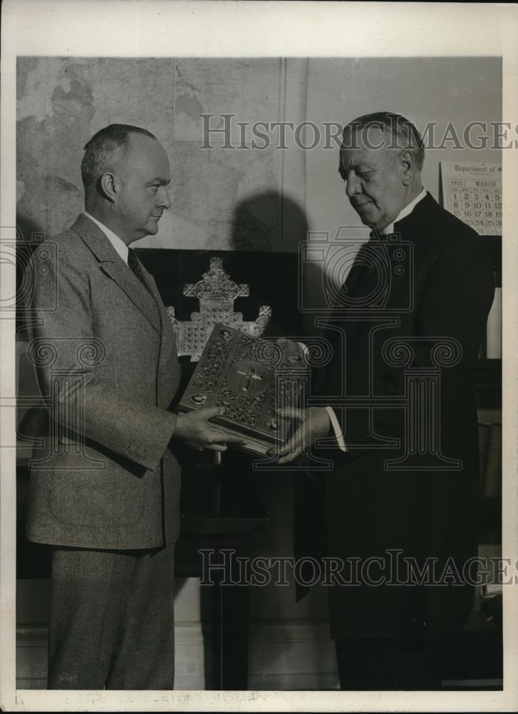 1931 Press Photo Wallace S. Murray Presents Gift to Bishop James Freeman - Historic Images