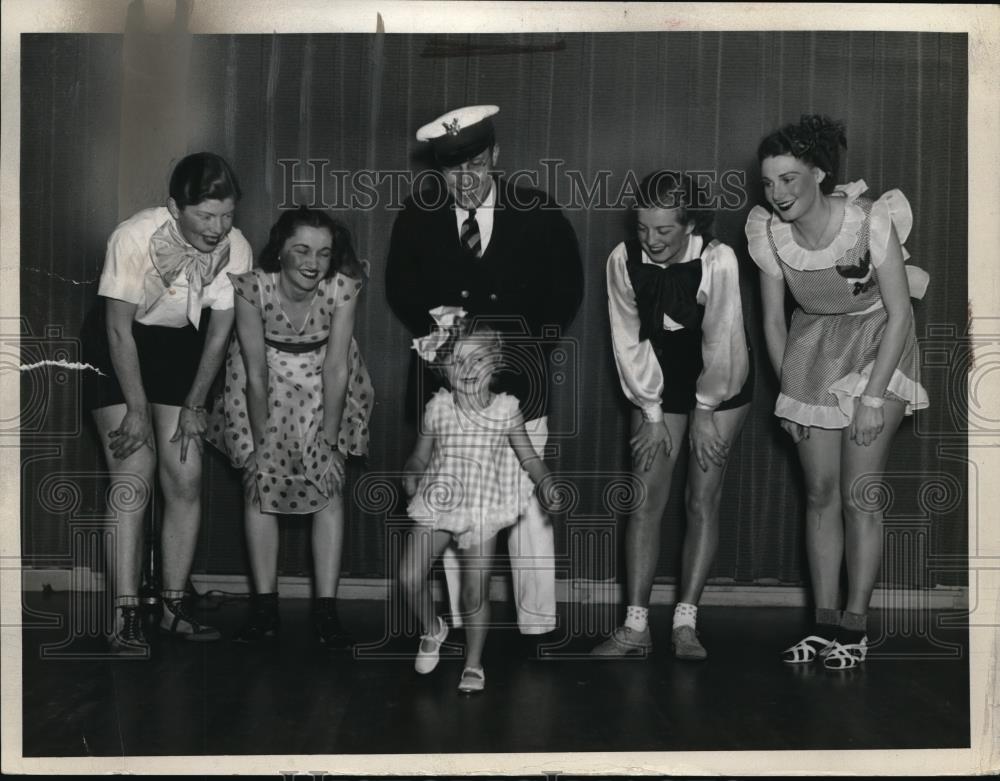 1935 Press Photo Jean Lombardo And Others Dance In Halle Bros Showboat Show - Historic Images