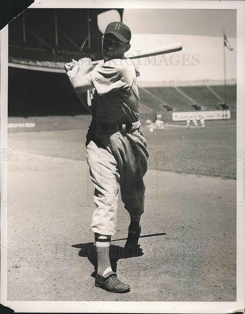 1940 Press Photo Boston Red Sox player Tom Finney at bat - Historic Images