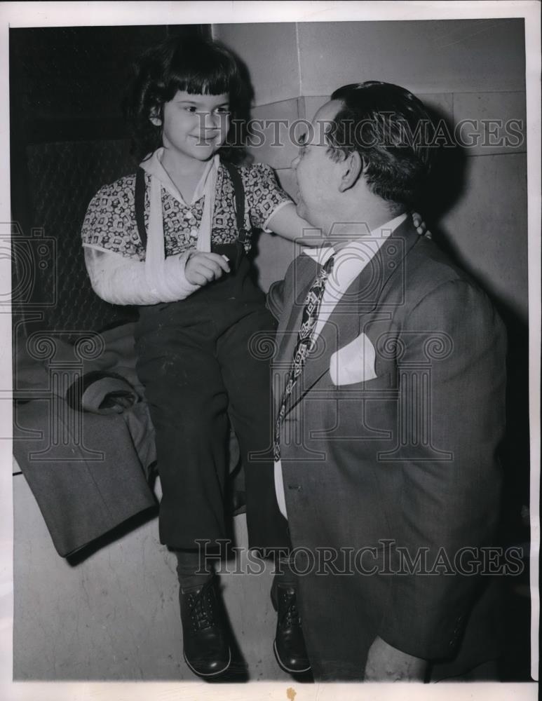 1950 Press Photo Six Year Old Penny Gust In Court With Her Father - neb47614 - Historic Images