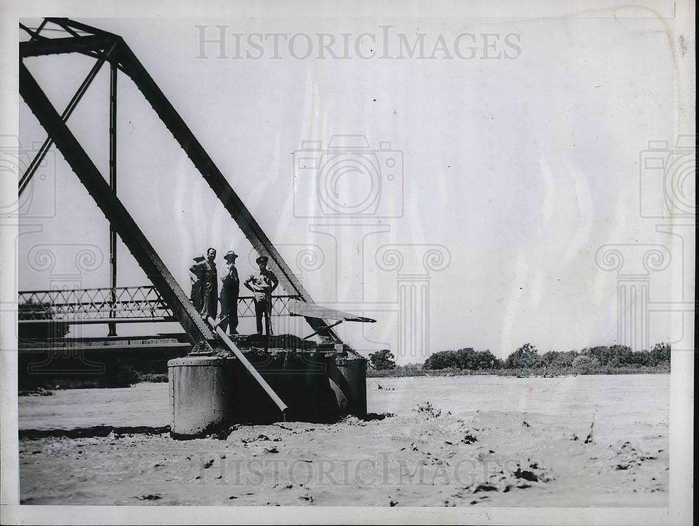 1947 Press Photo Steel Bridge near Fowler, Colorado damaged by flooding - Historic Images