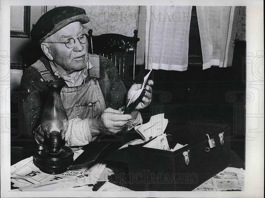 1946 Press Photo Franklin, wis. Frank Ramiker, farmer swindled out of 3 K - Historic Images