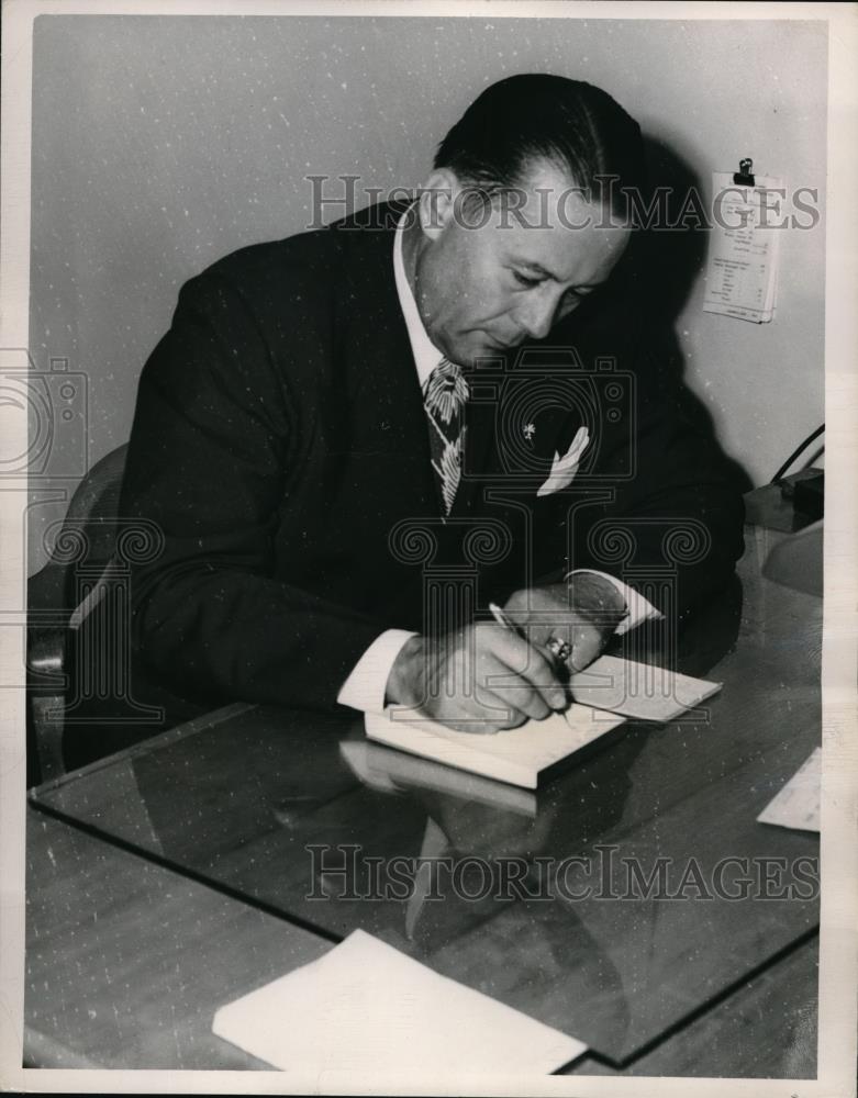 1949 Press Photo Police inspector Mike Blackwell of Cleveland, Ohio - neb47498 - Historic Images