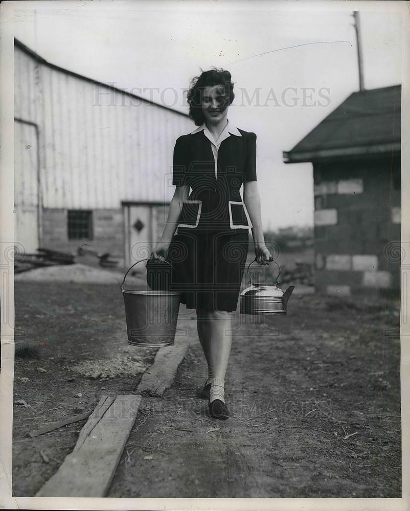 1951 Press Photo Lois Motz Carries Cooking And Drinking Water From Well - Historic Images