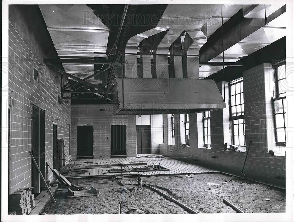 1961 Press Photo New kitchen installed at a Shaker Hgts, Ohio school - Historic Images