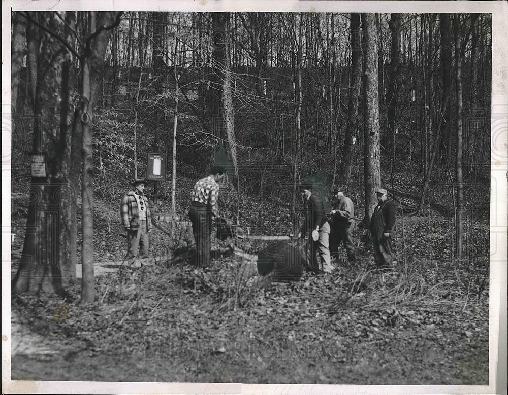 1956 Press Photo Metero Park, Cleveland workcrew cleans up park - Historic Images