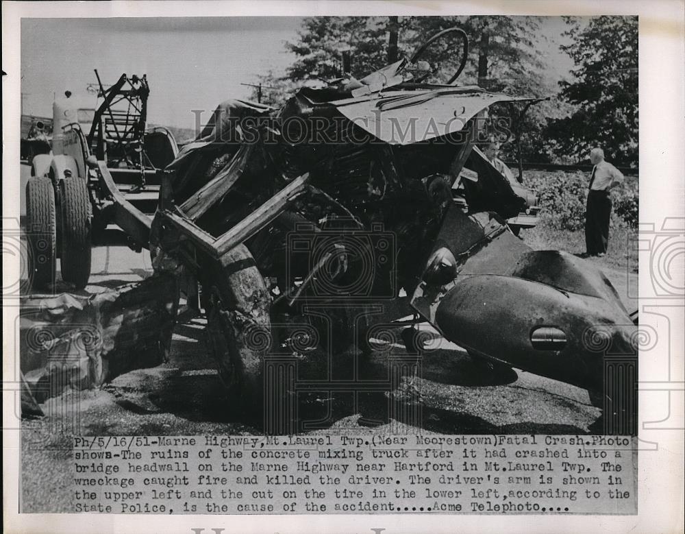 1951 Press Photo Marne Hwy Mt Laurel Township fatal car &amp; truck crash - Historic Images