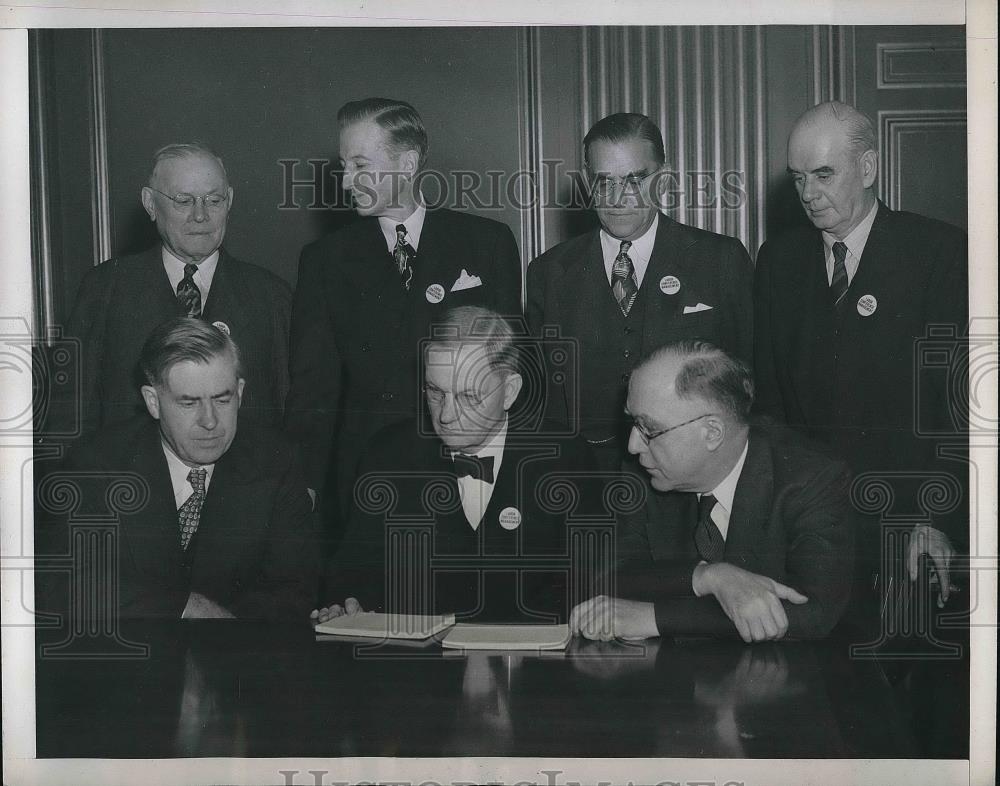 1945 Press Photo Sec Henry Wallace Judge Walter Stacey Louis Schwellenbach - Historic Images