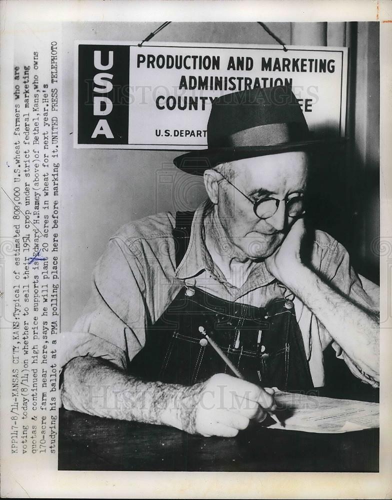 1953 Press Photo Kansas Wheat Farmers Vote On How To Sell Their Crops - Historic Images