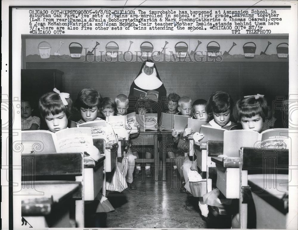 1962 Press Photo Ascension School in Chicago. Teacher in the back of the class. - Historic Images