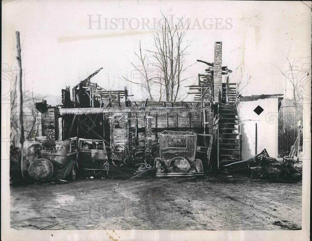 1935 Press Photo Patrolman Oscar Anderson, wife, 2 children, two others died - Historic Images