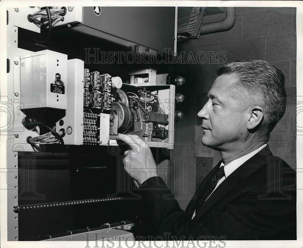 1961 Press Photo Worth Johnson TWA District Transportation Manager - neb22628 - Historic Images