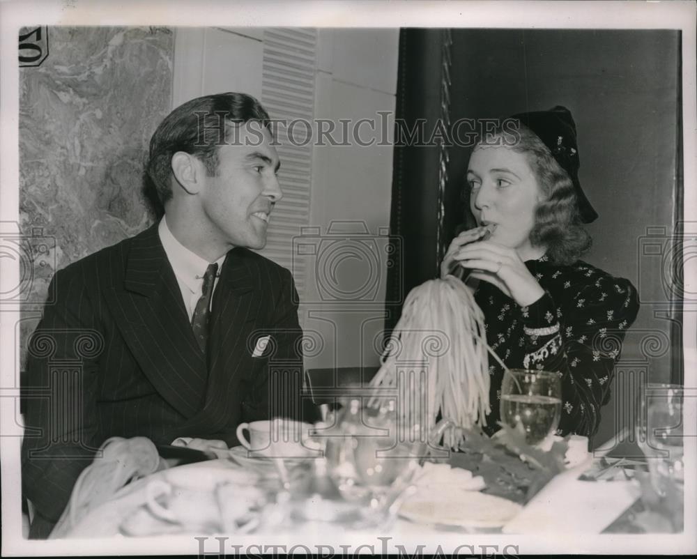 1937 Press Photo Gritta Stafford &amp; Ford Kennedy at Sherry&#39;s in NYC - neb48889 - Historic Images