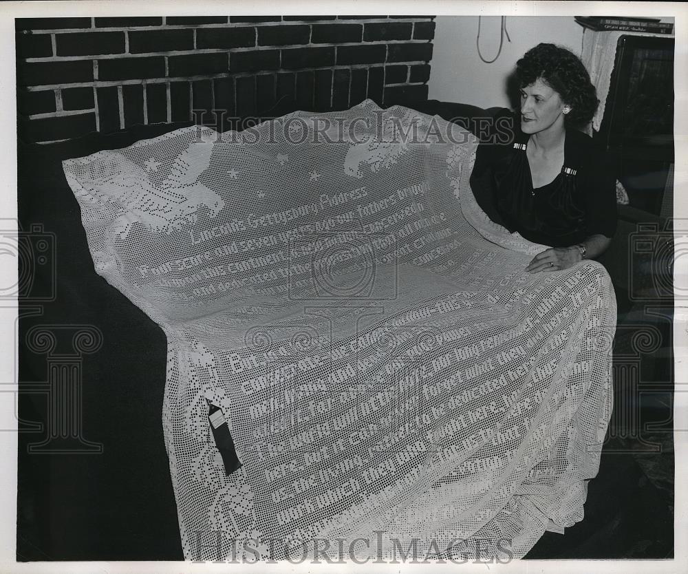 1947 Press Photo Miss Phillips &amp; needlework of Gettysburg address - neb48199 - Historic Images