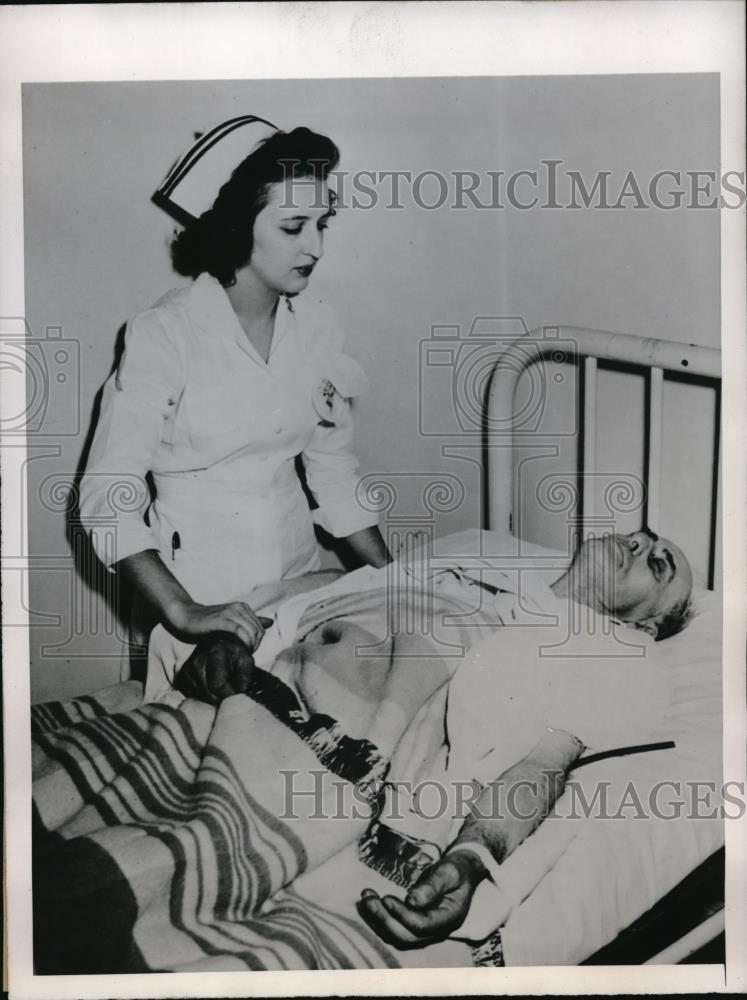 1946 Press Photo Nurse Kay Garrek Checks Pulse Of Joel Minor In Hospital - Historic Images