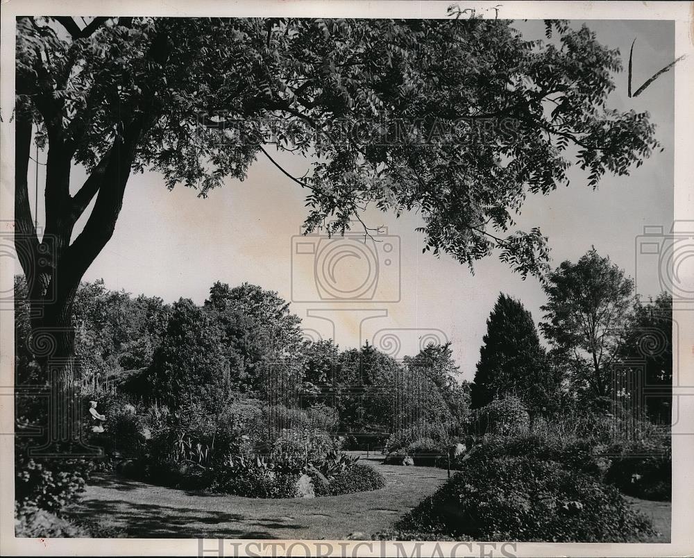 1951 Press Photo Gadens at Cleveland home of EJ Kular at Gates Mills - neb48057 - Historic Images