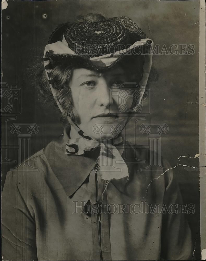 1927 Press Photo Fashion Model Dodie Bergum Wearing Old Hat - Historic Images