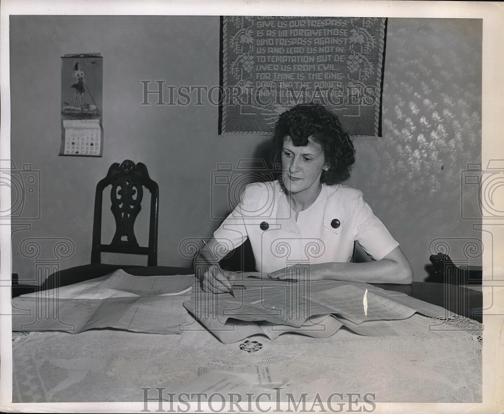 1947 Press Photo Miss Phillips designs needlework on graph paper - neb48198 - Historic Images