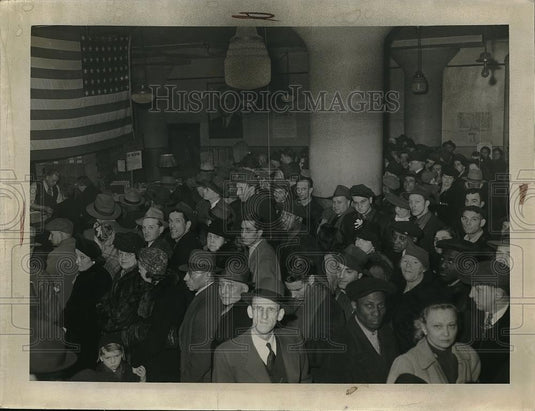 1943 Press Photo Cleveland, Ohio auto licensing bureau - neb48038 - Historic Images