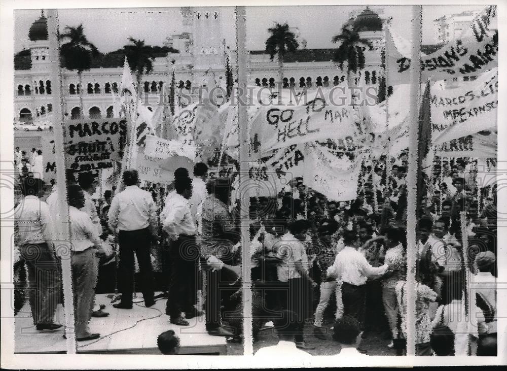 1968 Press Photo Waving Anti-Filipino Banner, Students Protest Philippines Claim - Historic Images