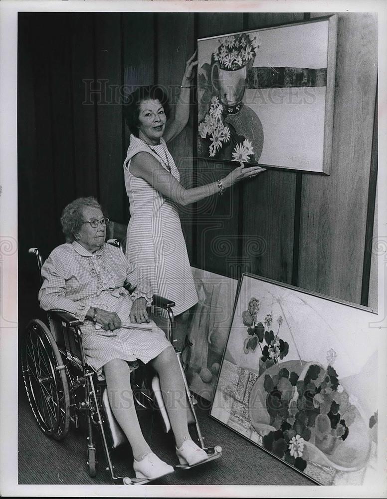 Press Photo Florence Chapman Watches Mrs JW Wursthorne Hand New Paintings - Historic Images