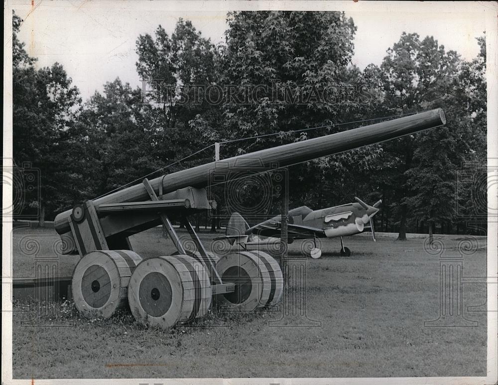 1942 Press Photo Replica of Cannon and Airplane - neb48006 - Historic Images