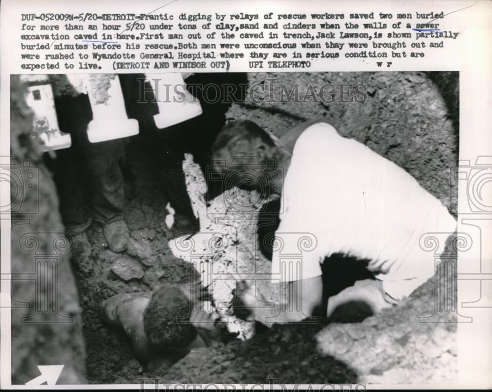 1959 Press Photo Detroit, Mich recuers work to free cave in victimJ Lawson - Historic Images