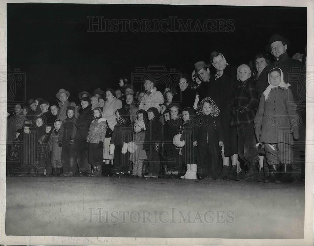 1949 Press Photo of Chester Ave. Carnival watchers - Historic Images