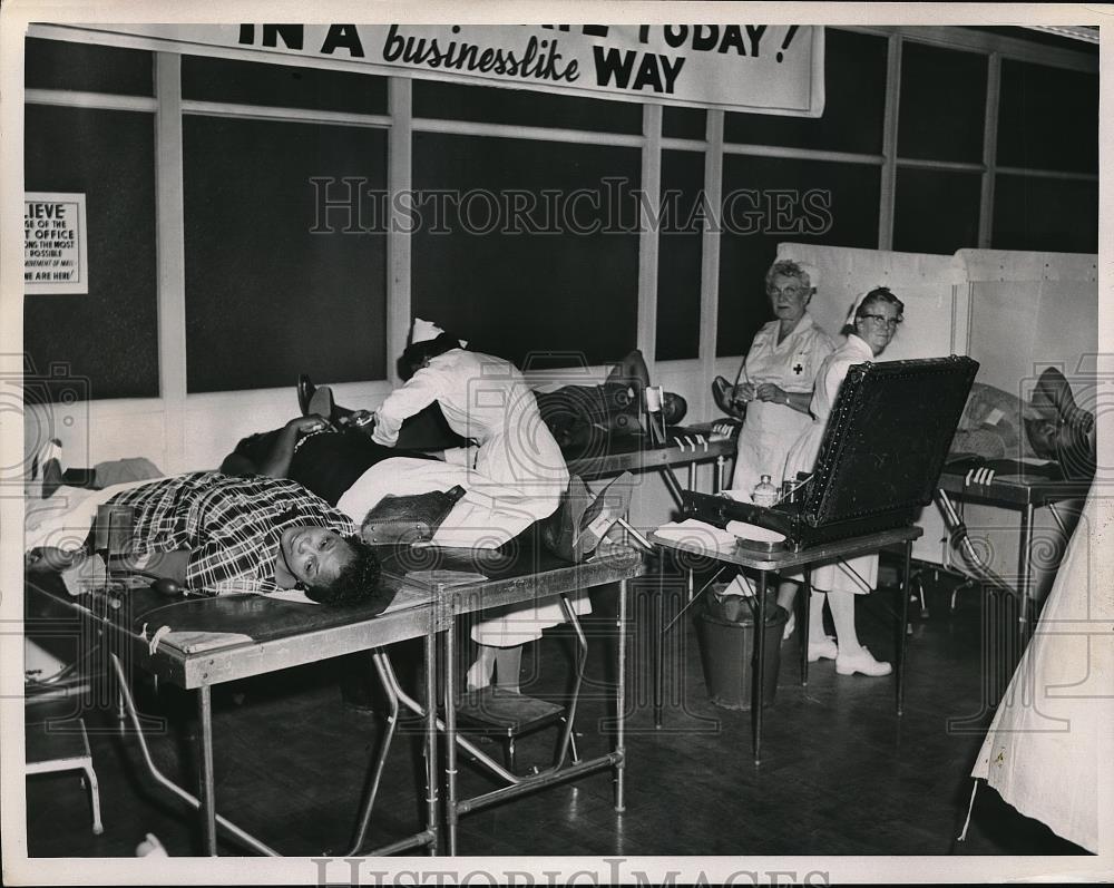 1959 Press Photo Postal employees donate to Blood bank in Cleveland, Ohio - Historic Images