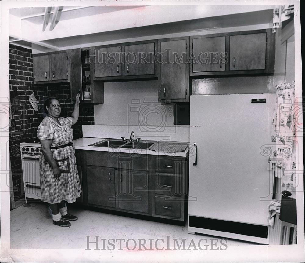 1968 Press Photo Mrs. Vivian Nolan Modernized Kitchen, Former Home Mayor Stokes - Historic Images