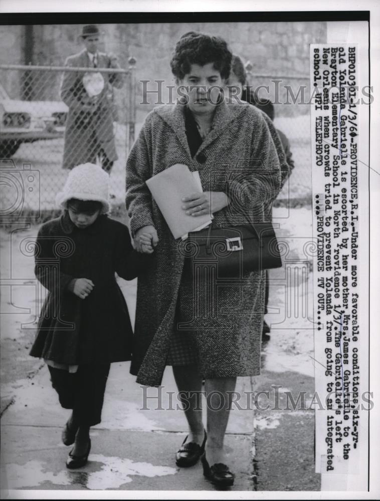 1960 Press Photo Providence, R.I. Mrs J Gabrielle &amp; daughter for Brayton school - Historic Images