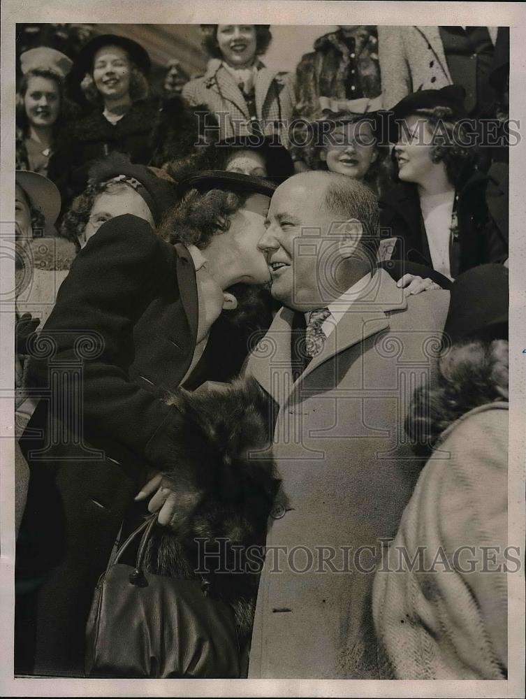 1939 Press Photo Elizabeth Jones &amp; Senator Bennett Champ Clark At The Capitol - Historic Images