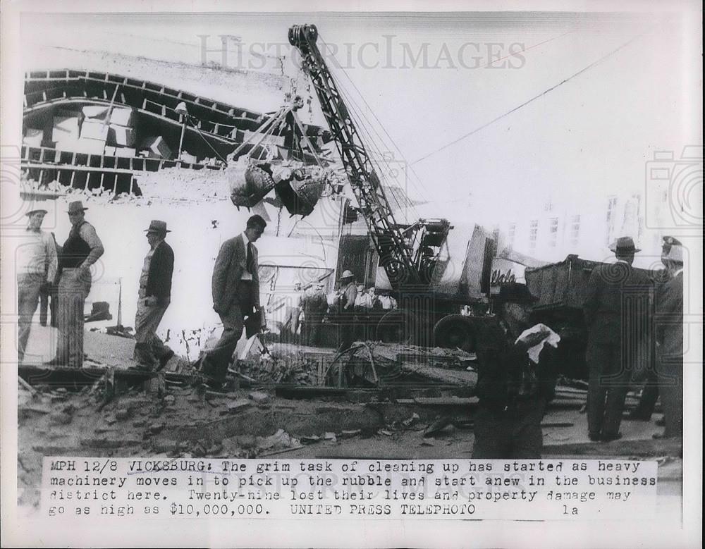 1953 Press Photo Vicksburg, clean up of property damage by heavy machinery - Historic Images