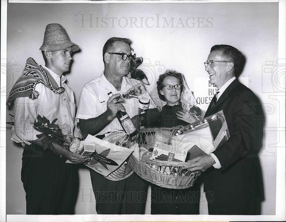 1962 Press Photo Tim Schoen and his parents (500,000th visitors to CIT Fair - Historic Images