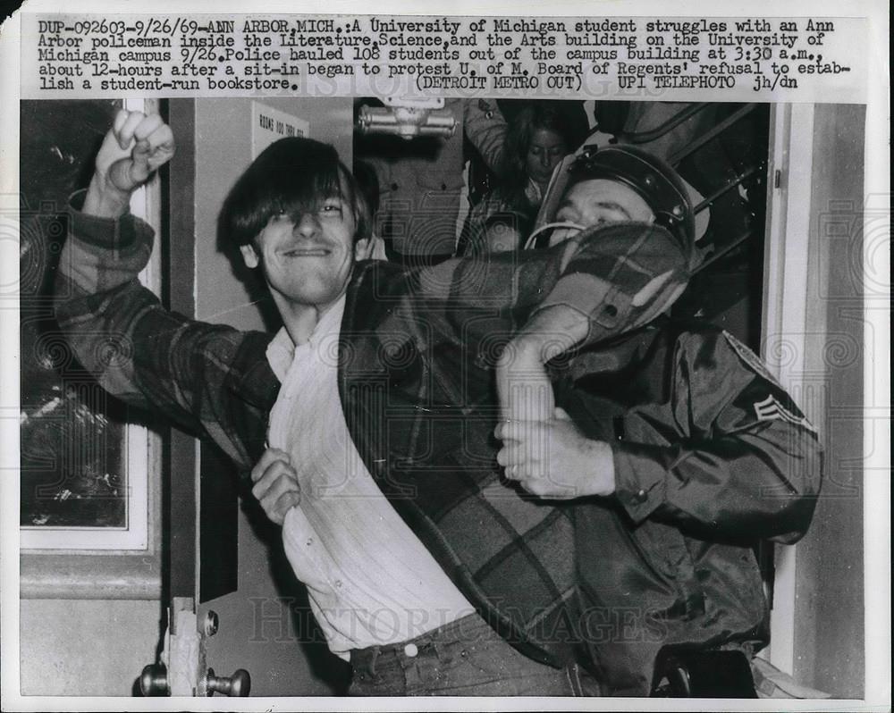 1969 Press Photo Ann Arbor, Mich Univ of Mich student protest of book store - Historic Images