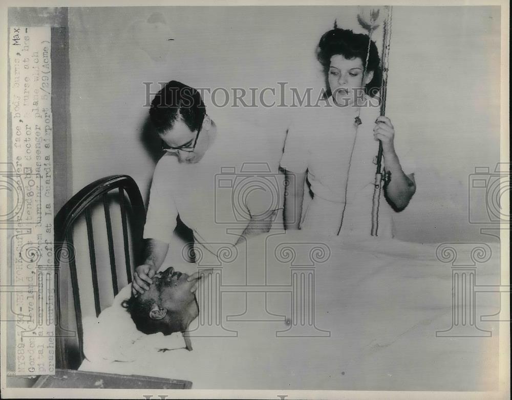 1947 Press Photo Max Gordon suffering from Burns all over his body being seen - Historic Images