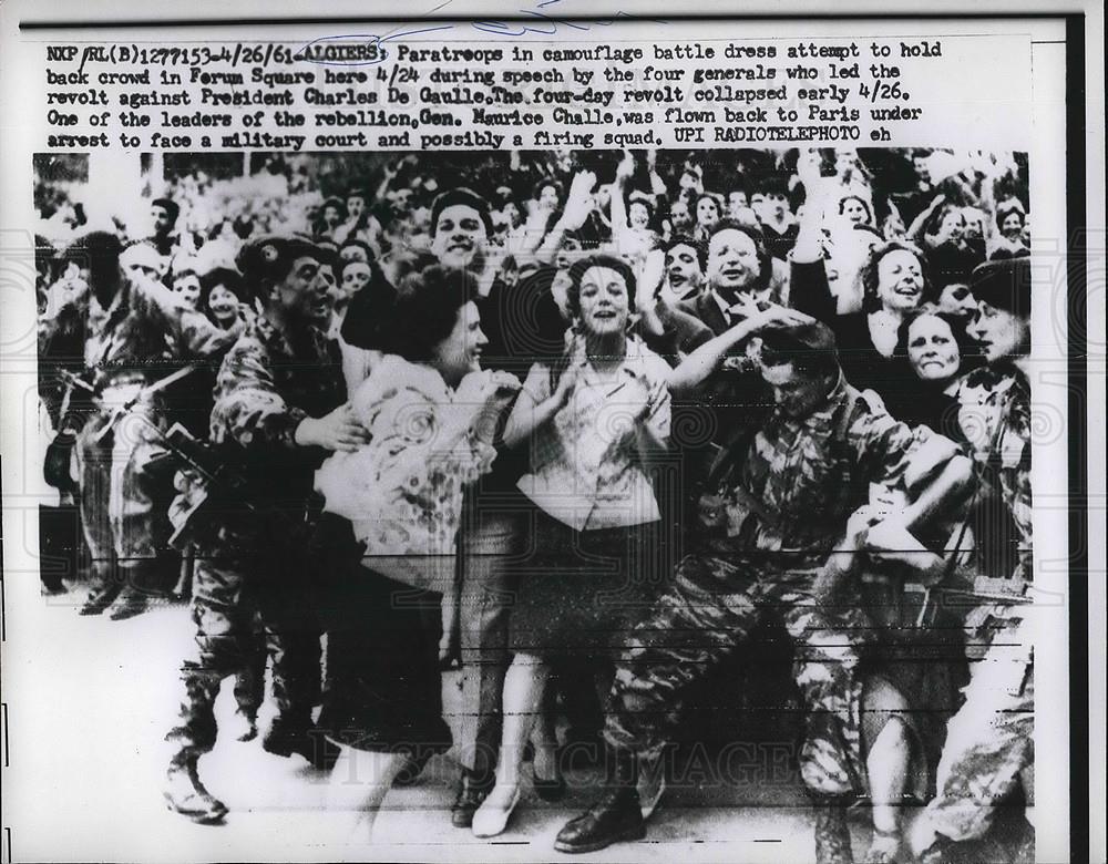 1961 Press Photo Partroopers in Algiers quell crowd of demonstrators - Historic Images