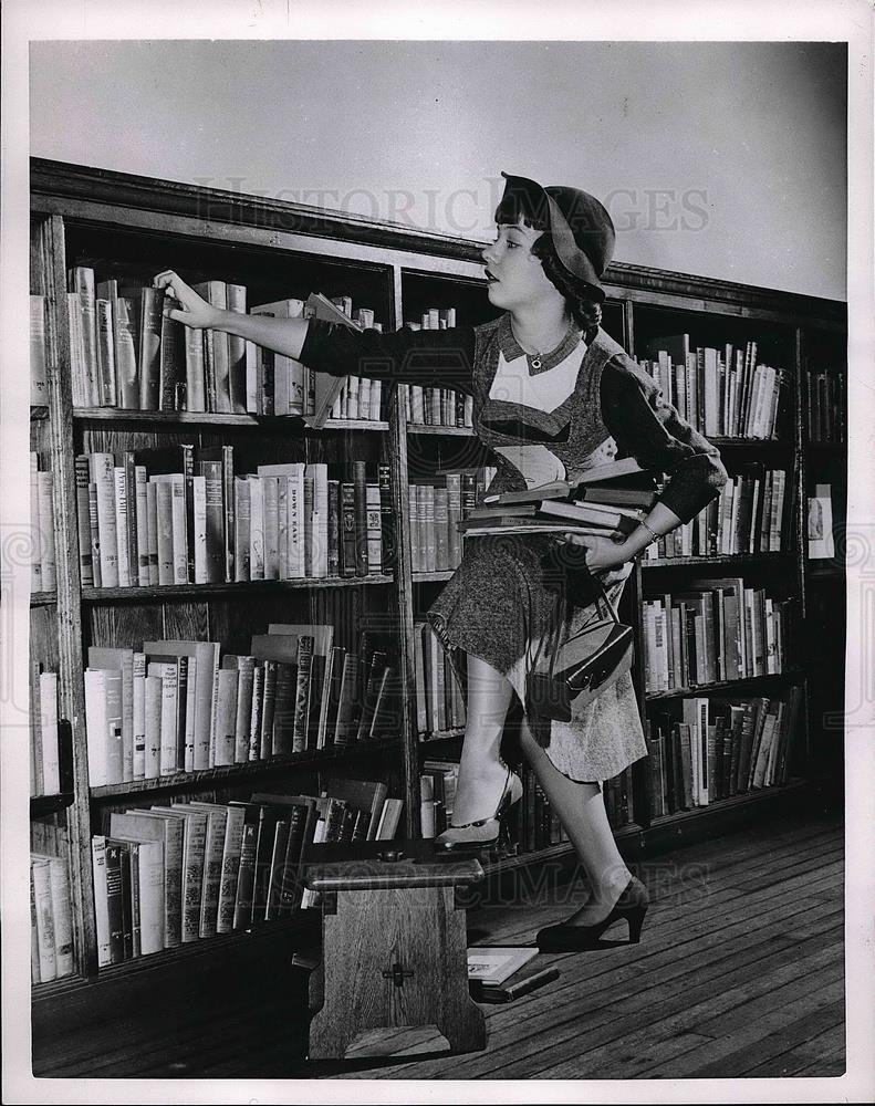 1952 Press Photo Marlene Cameron, Actress in Library Shows Wrong Way to Reach - Historic Images