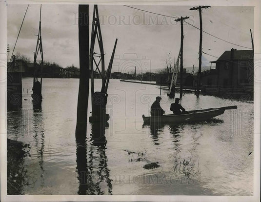 1940 Press Photo Wilkes-Barre PA Rising waters Rowboat - Historic Images