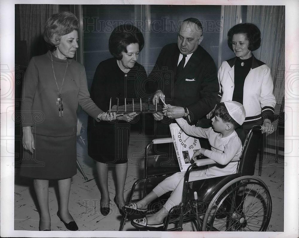 1967 Press Photo Mrs. Louis Scherwin, Mrs Ben Kravitz, Rabbi Siligman - Historic Images