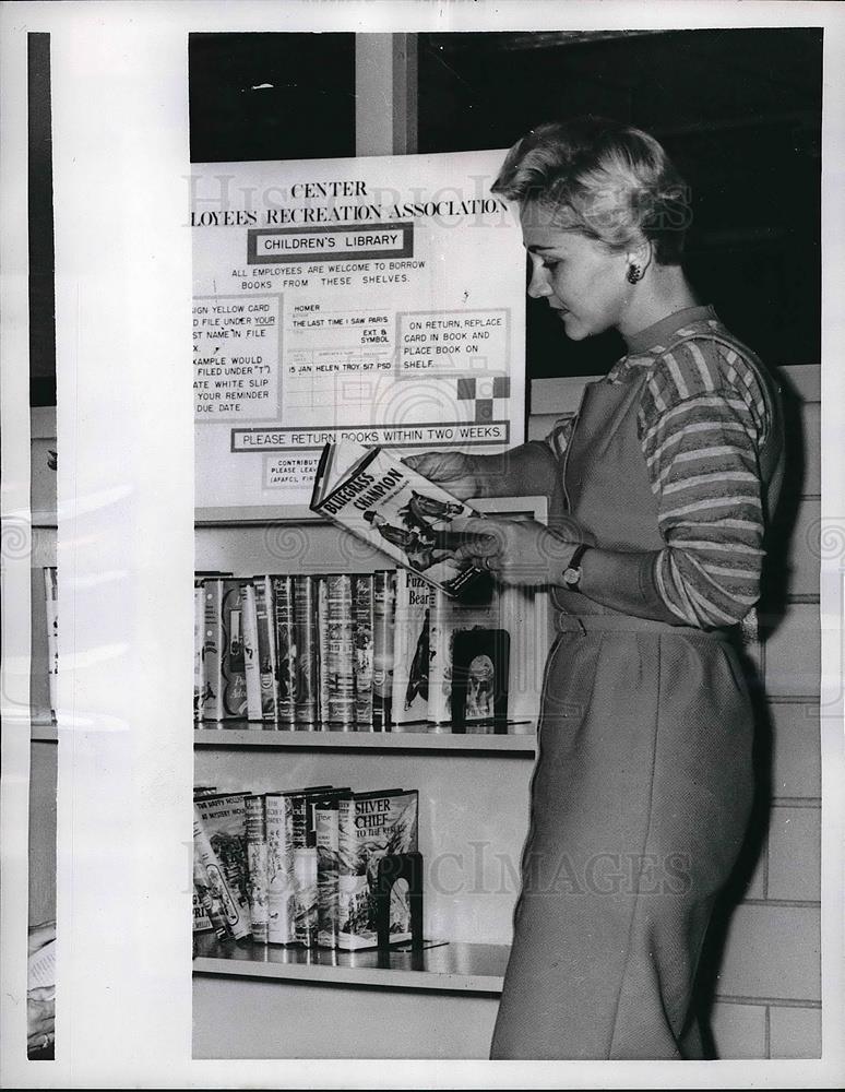 1958 Press Photo Civilian Picks Children&#39;s Books at Denver Air Force Center - Historic Images