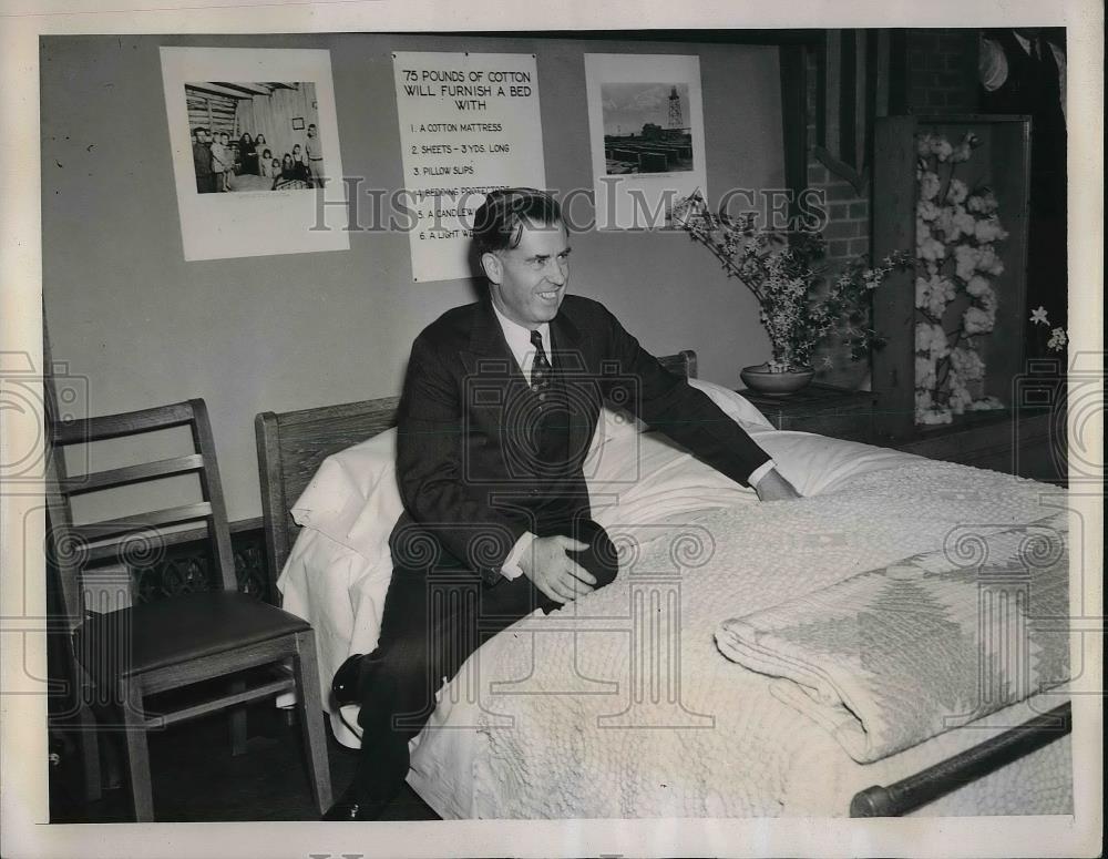 1940 Press Photo Sec of Agriculture Henry A Wallace sitting on a Mattress - Historic Images